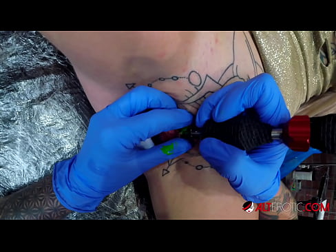 ❤️ Ekstrèmman tatoue hottie Sully Savage te fè yon tatoo sou klitoris li ☑ Videyo pònografi nan ht.desixxxtube.ru ❤